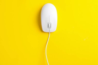 Sarı arka planda modern kablolu optik fare, üst görünüm