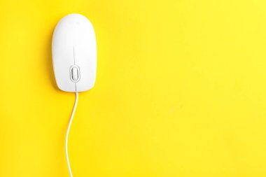 Sarı arka planda modern kablolu optik fare, üst görünüm. Boşluk