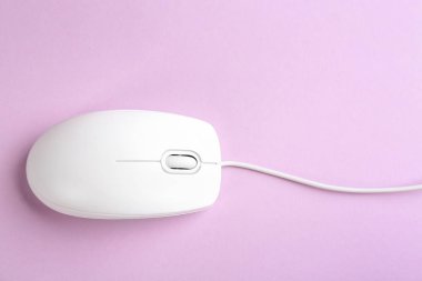 Leylak zemin üzerinde modern kablo optik fare, üst görünüm