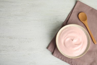 Beyaz ahşap masada nefis organik yoğurt, üst manzara. Metin için boşluk