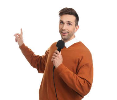 Beyaz arka planda mikrofonu olan genç erkek gazeteci.