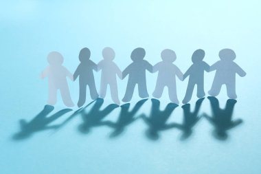 Kağıt insanlar açık mavi zemin üzerinde zincir. Birlik kavramı