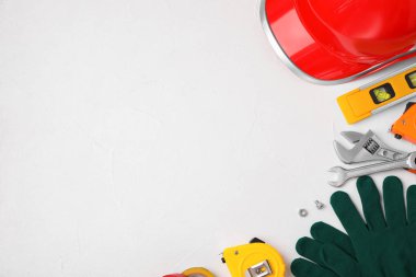 Beyaz arkaplanda inşaat araçlarıyla düz konum