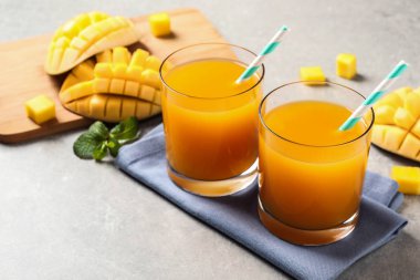 Taze nefis mango içeceği ışık masasında.