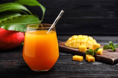 Tahta masada taze lezzetli mango içeceği. Metin için boşluk