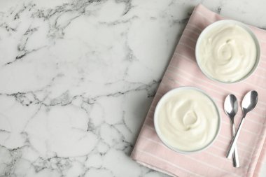 Lezzetli organik yoğurt, beyaz mermer masa, üst manzara. Metin için boşluk