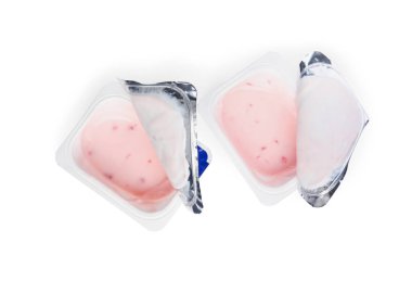 Plastik bardaklarda bulunan lezzetli organik yoğurt.