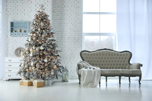 Prachtig Interieur Van Woonkamer Met Versierde Kerstboom — Stockfoto