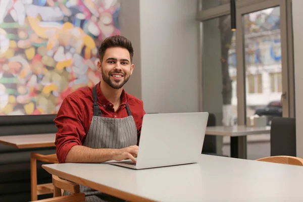 Jovem Empresário Sexo Masculino Trabalhando Com Laptop Seu Café — Fotografia de Stock