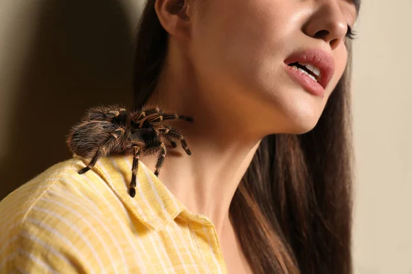 Mujer Joven Con Tarántula Sobre Fondo Beige Primer Plano Aracnofobia —  Fotos de Stock