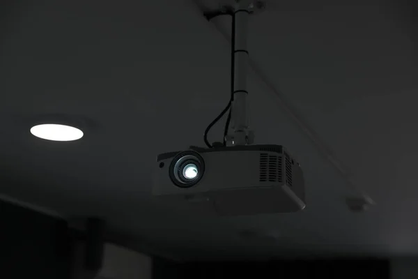 Videoproiettore Moderno Sul Soffitto Camera — Foto Stock