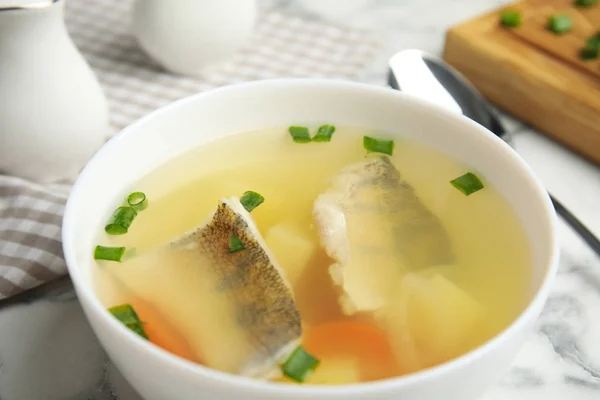 Köstliche Fischsuppe Schüssel Auf Dem Tisch Nahaufnahme — Stockfoto