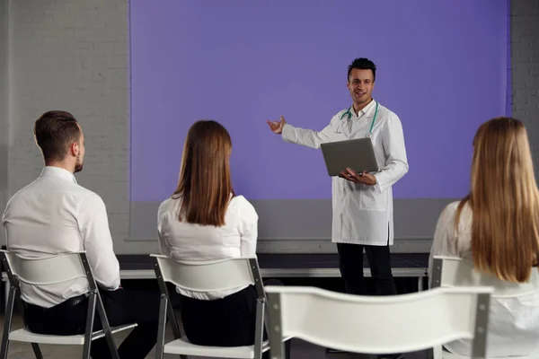 Mężczyzna Lekarz Laptop Dając Wykład Sali Konferencyjnej Ekran Projekcyjny — Zdjęcie stockowe