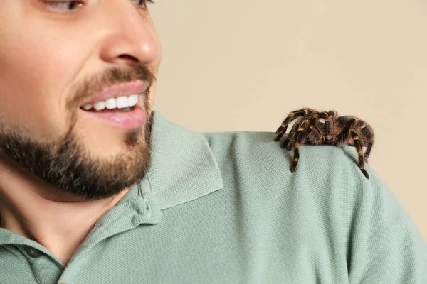 Verängstigter Mann Mit Vogelspinne Auf Beigem Hintergrund Nahaufnahme Arachnophobie Angst — Stockfoto