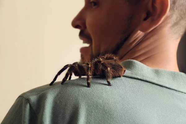 Uomo Spaventato Con Tarantola Sfondo Beige Primo Piano Arachnophobia Paura — Foto Stock