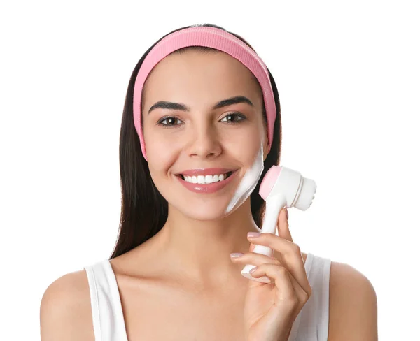 Mujer Joven Usando Cepillo Limpieza Facial Sobre Fondo Blanco Accesorio —  Fotos de Stock