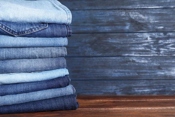 Stapel Verschillende Jeans Houten Tafel Ruimte Voor Tekst — Stockfoto