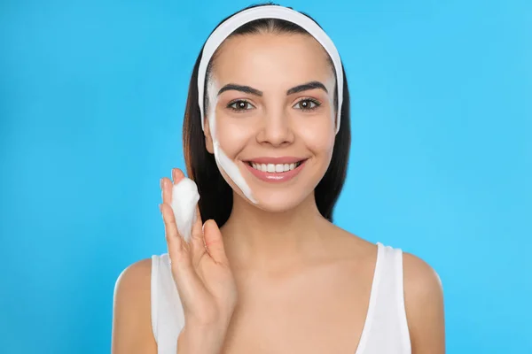 Mulher Jovem Aplicando Produto Cosmético Fundo Azul Claro Rotina Lavagem — Fotografia de Stock