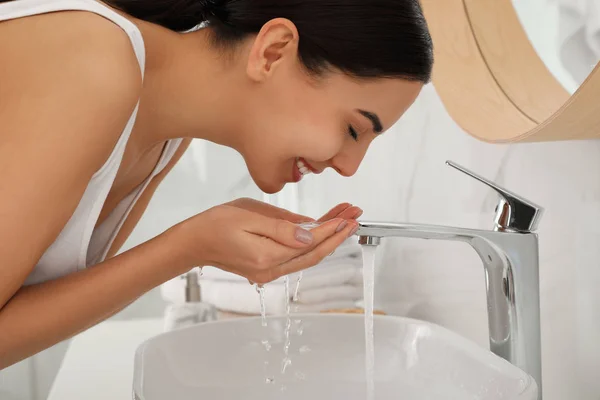 Mujer Joven Lavando Cara Con Producto Cosmético Baño —  Fotos de Stock