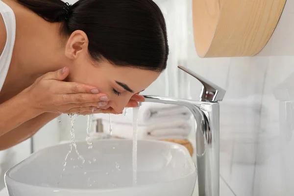 Wanita Muda Mencuci Muka Dengan Produk Kosmetik Kamar Mandi — Stok Foto