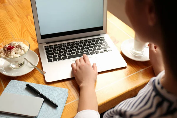 Блогер, що працює з ноутбуком у кафе, крупним планом — стокове фото