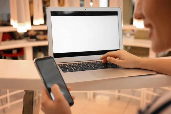 Blogger com laptop e telefone celular no café, close-up — Fotografia de Stock