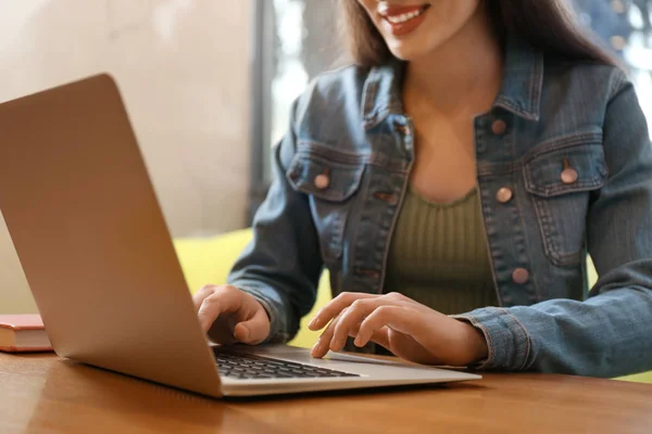 Blogueur travaillant avec un ordinateur portable dans un café, gros plan — Photo