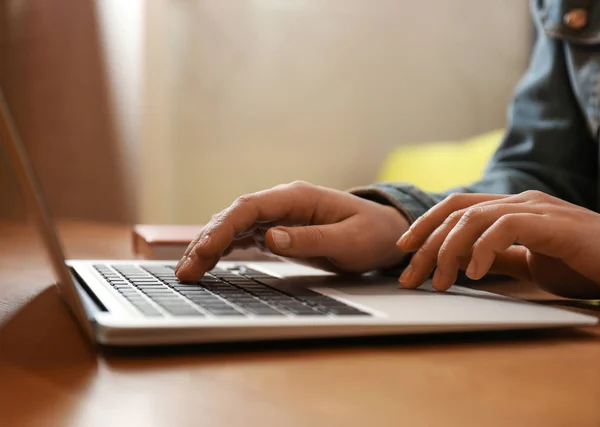 Blogger che lavora con il computer portatile in caffè, primo piano — Foto Stock