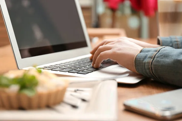 Blogueiro trabalhando com laptop no café, close-up — Fotografia de Stock