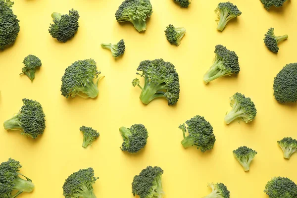 Broccoli Proaspăt Gustos Fundal Galben Lac Plat — Fotografie, imagine de stoc