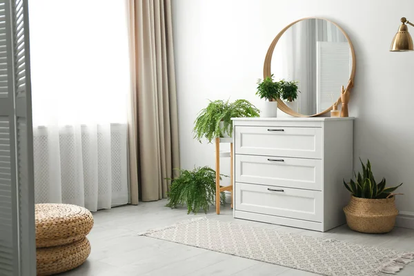 Miroir Rond Commode Près Mur Blanc Dans Chambre Design Intérieur — Photo