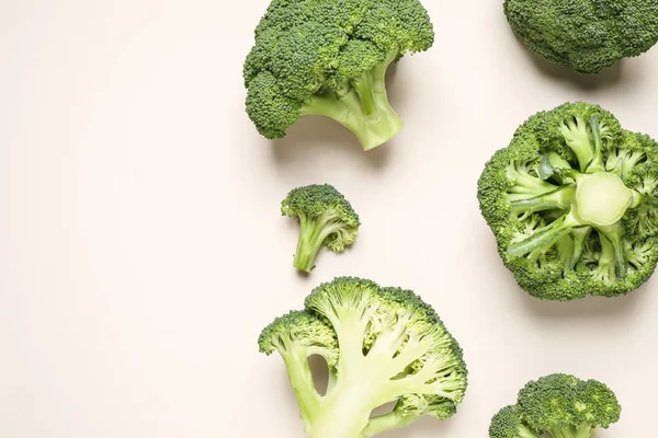 Färsk Välsmakande Broccoli Ljus Beige Bakgrund Platt Låg — Stockfoto