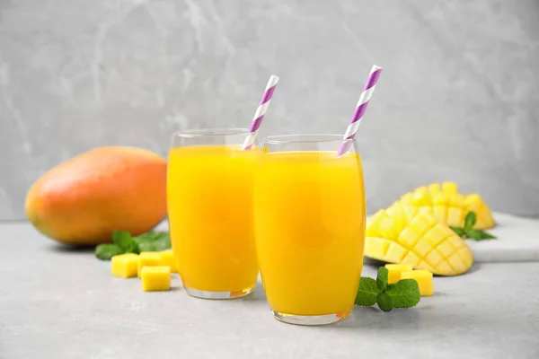 Verse Heerlijke Mango Drank Lichte Tafel — Stockfoto