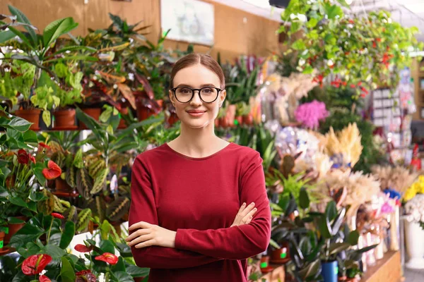 Portrait de femme propriétaire d'entreprise dans le magasin de fleurs — Photo