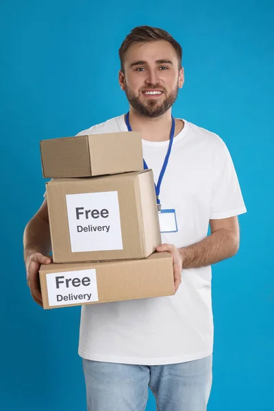 Paquetes Mensajería Masculina Con Pegatinas Entrega Gratuita Sobre Fondo Azul — Foto de Stock