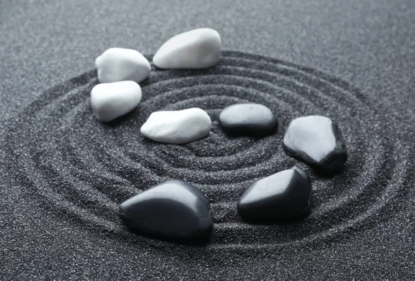 Kövek Fekete Homokon Gyönyörű Mintával Zen Harmónia — Stock Fotó
