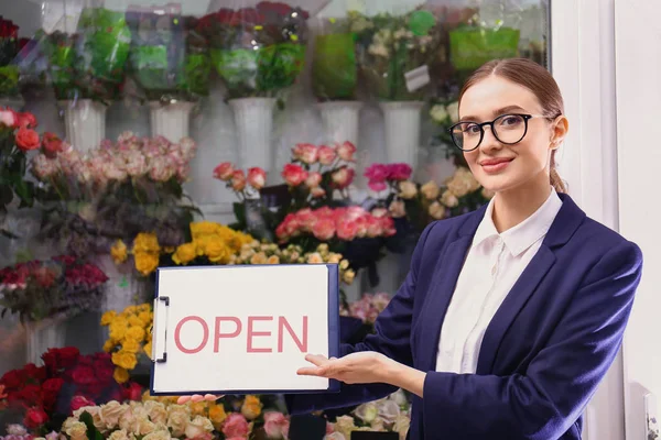 Kobieta właściciel firmy gospodarstwa Otwarty znak w pobliżu kwiaciarni — Zdjęcie stockowe