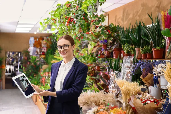 Propietaria de empresa femenina con tableta en floristería — Foto de Stock