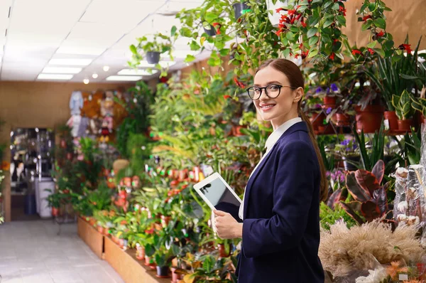 Propietaria de empresa femenina con tableta en floristería — Foto de Stock