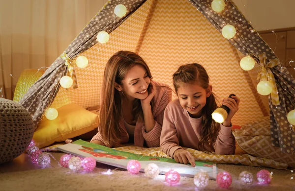 Mor Och Dotter Med Ficklampa Läsa Bok Lektält — Stockfoto