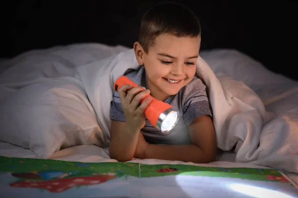 Маленький Хлопчик Ліхтариком Читає Книгу Ліжку Вдома — стокове фото
