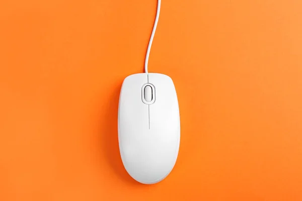 Сучасна дротова оптична миша на помаранчевому фоні, вид зверху — стокове фото