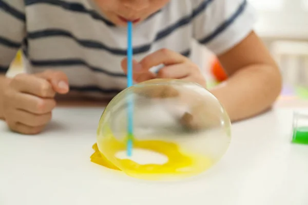 Niño Soplando Burbuja Limo Mesa Blanca Primer Plano —  Fotos de Stock