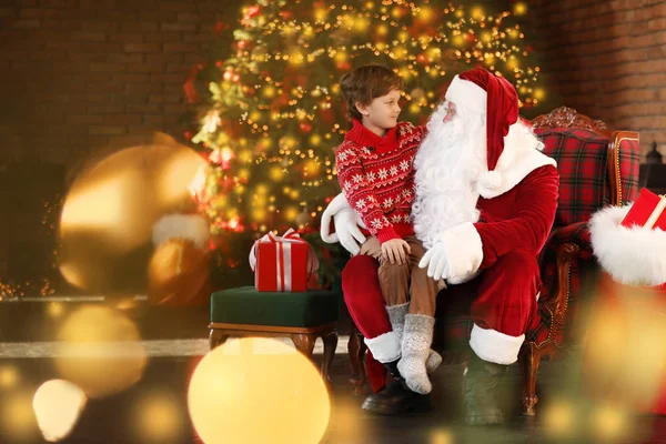 Papai Noel Menino Perto Árvore Natal Dentro Casa — Fotografia de Stock