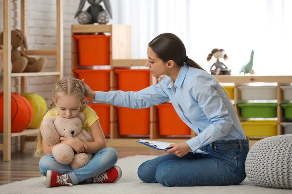 Psicoterapeuta Infantil Trabajando Con Una Niña Consultorio —  Fotos de Stock