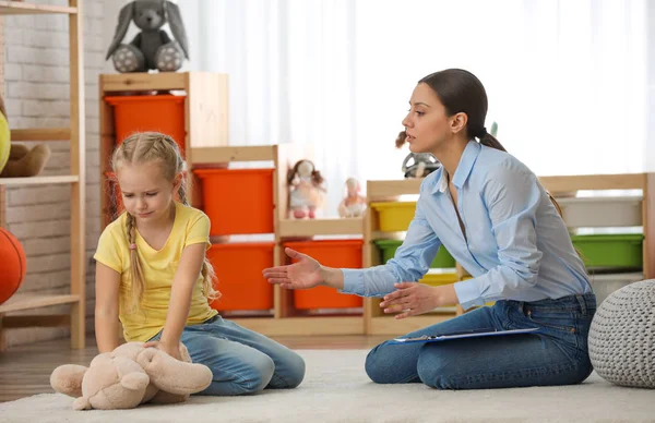 Kinderpsychotherapeut Werkt Met Een Klein Meisje Kantoor — Stockfoto