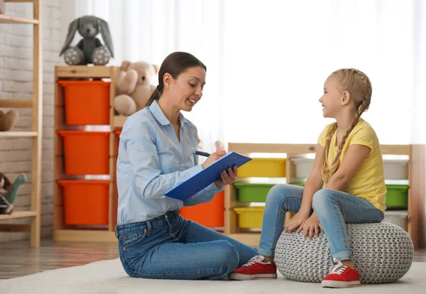 Psicoterapeuta Infantil Trabajando Con Una Niña Consultorio — Foto de Stock