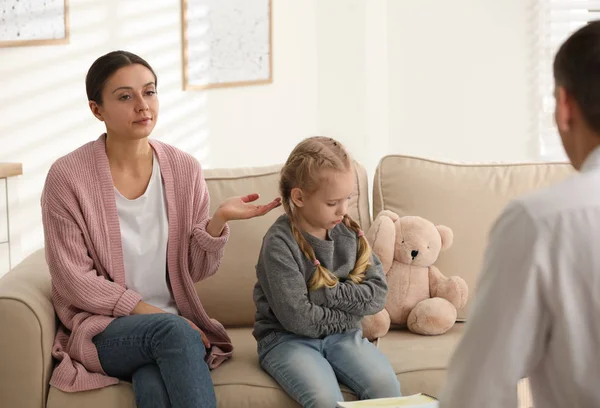 Liten Flicka Och Hennes Mamma Möte Med Barn Psykoterapeut Inomhus — Stockfoto