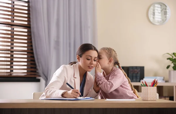 Dětský psychoterapeut pracující s malou holčičkou v kanceláři — Stock fotografie