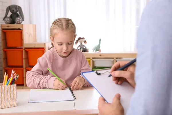 Niña en cita con psicoterapeuta infantil en el interior — Foto de Stock